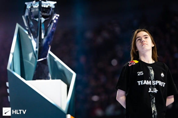 谢帆：Uzi在BLG打一场给30万 这么点钱RNG会放Uzi复出？