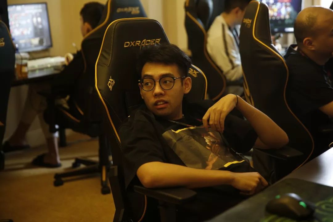 Virtus.pro 替换了 ICY，并签下了 b1st