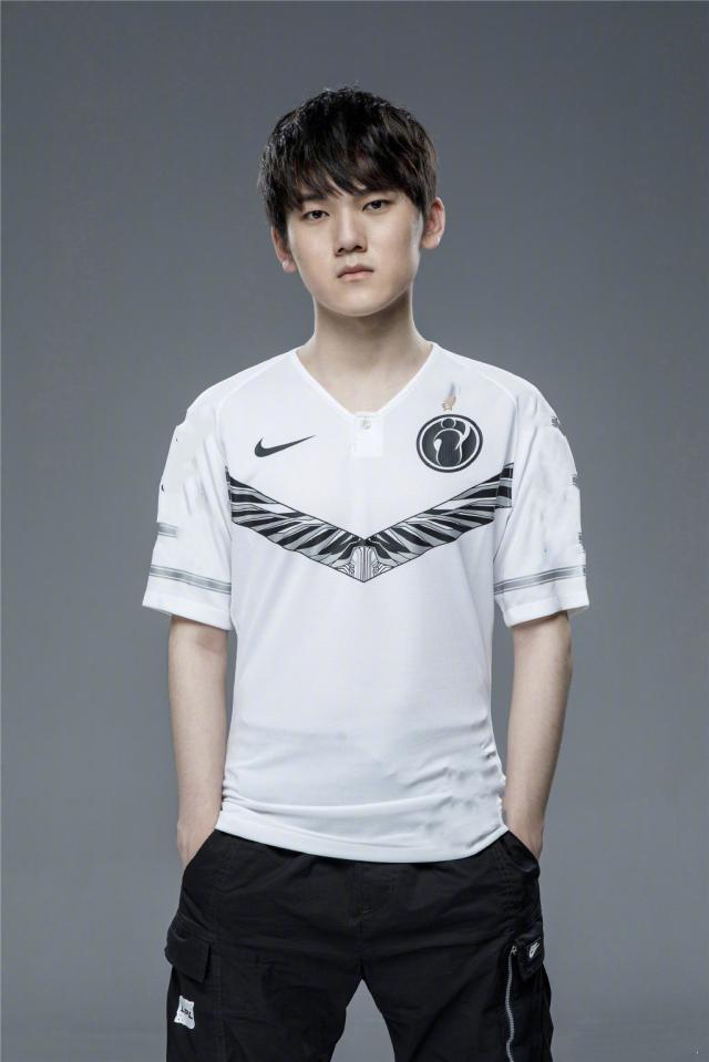 2022LCK夏季总决赛，GEN比分3-0横扫T1夺冠，管泽元狂喜！