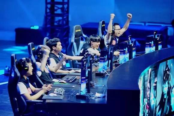 转会期又来了！最近 LPL 某战队的下路选手的女朋友是中路选手的前女友。